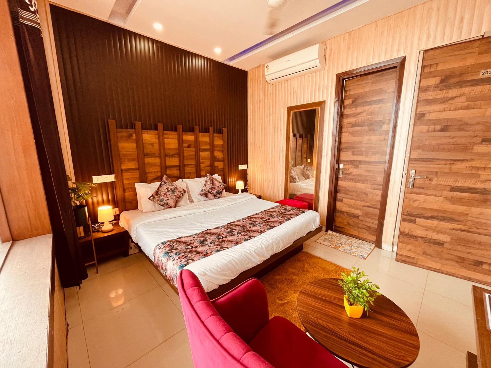 Hotel The Pearl Grand - Top Rated ! Most Awarded ! Parking ! Lift ! Luxury Rooms ! Best Selling Zirakpur Εξωτερικό φωτογραφία
